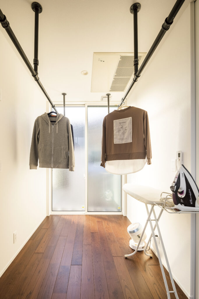 黒のガルバリウムでモダンな平屋　素材が光るコの字型の平屋