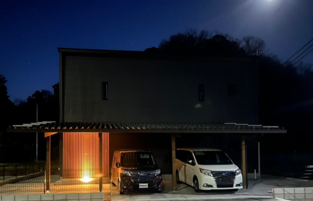 木製カーポートとTFフロアが映える、外構まで美しいお家│上富田町
