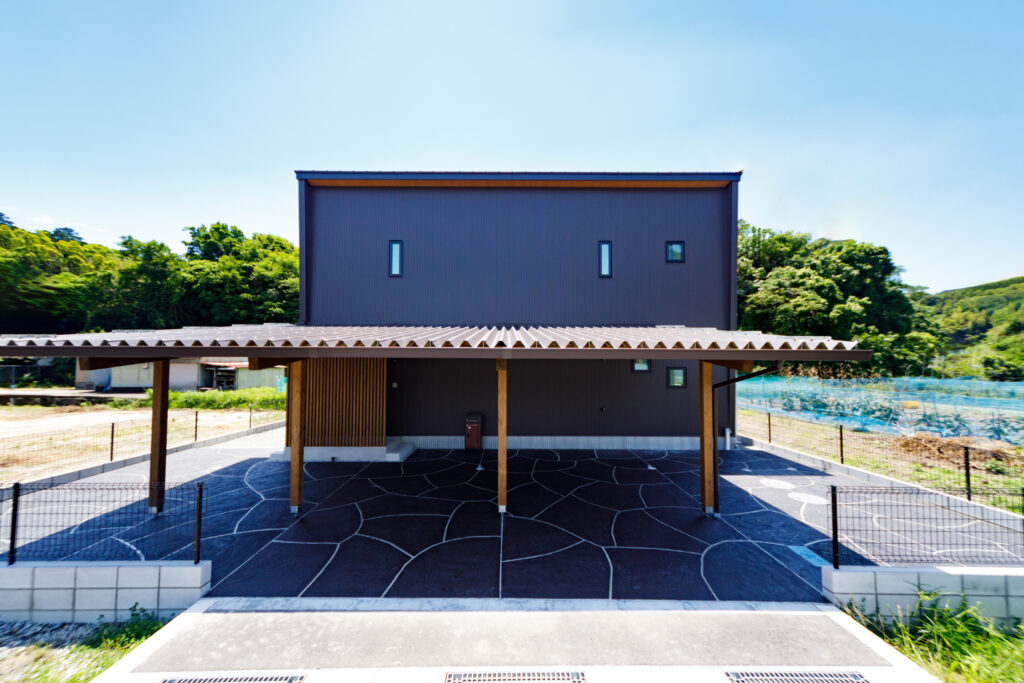 木製カーポートとTFフロアが映える、外構まで美しいお家│上富田町