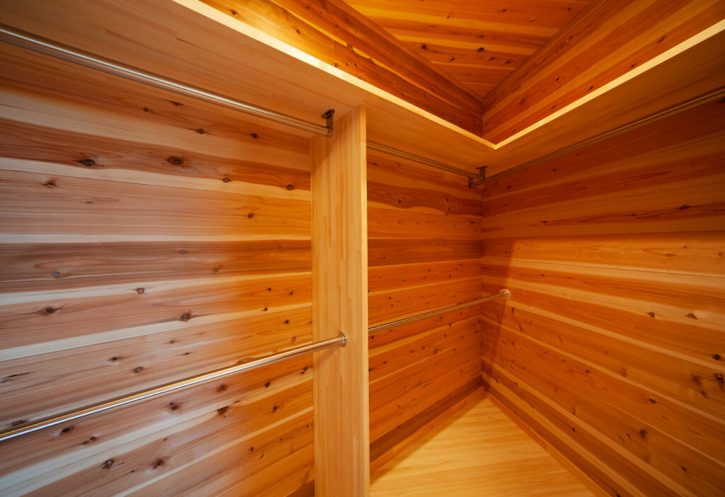 自然素材の木の家オープンクローゼット