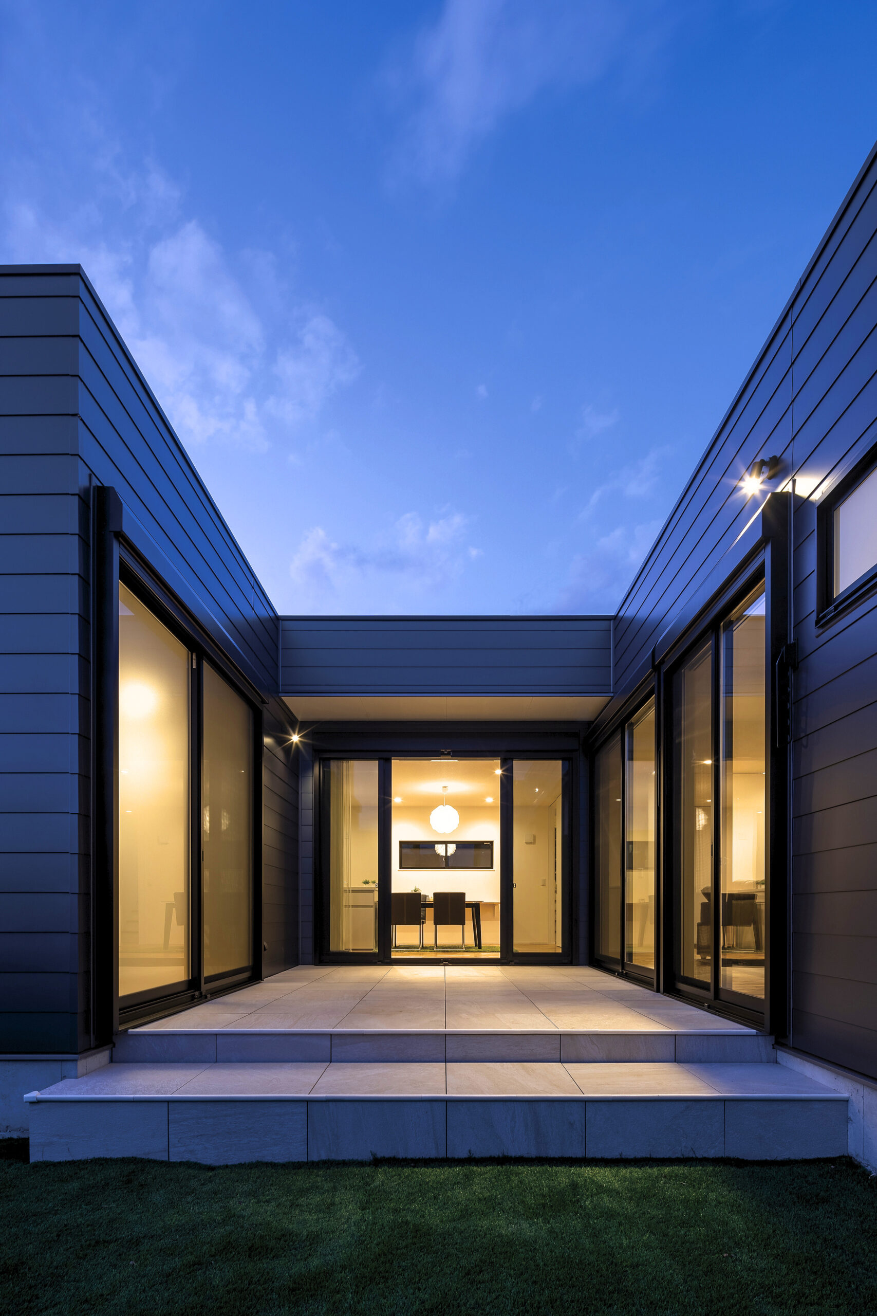 広い庭を開放的に使えるコの字型のお家　中庭