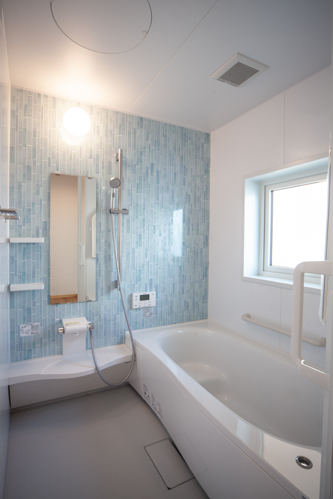 ブルーの壁バスルームお風呂