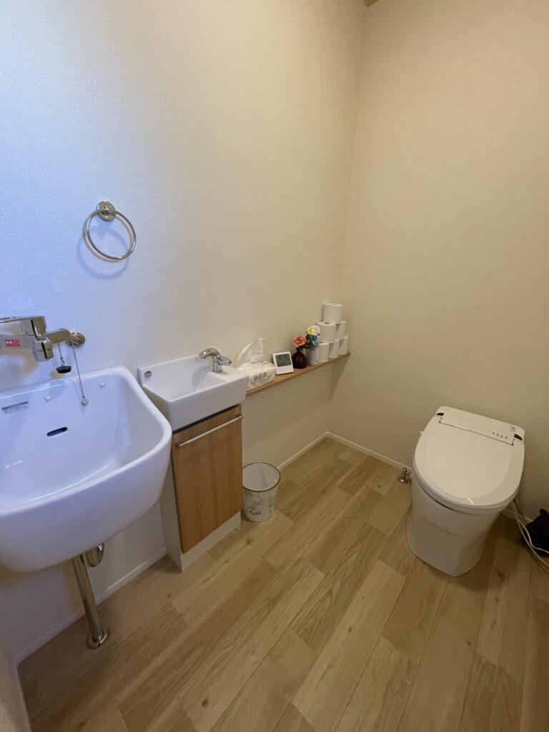 通常よりも広めの空間を確保したトイレ