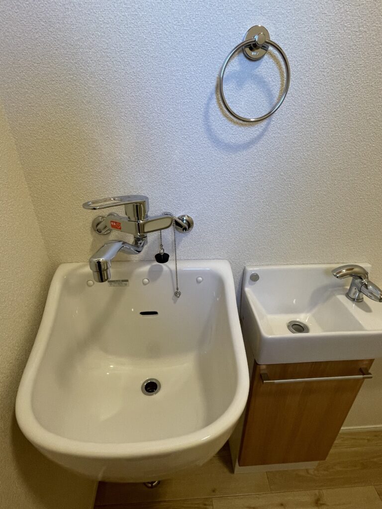 深めのトイレ手洗い器