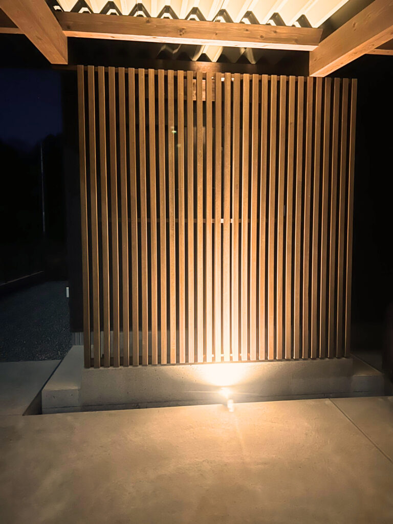 木製カーポートとTFフロアが映える、外構まで美しいお家│上富田町