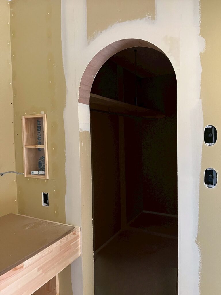 柔らかな曲線が魅力のR垂れ壁