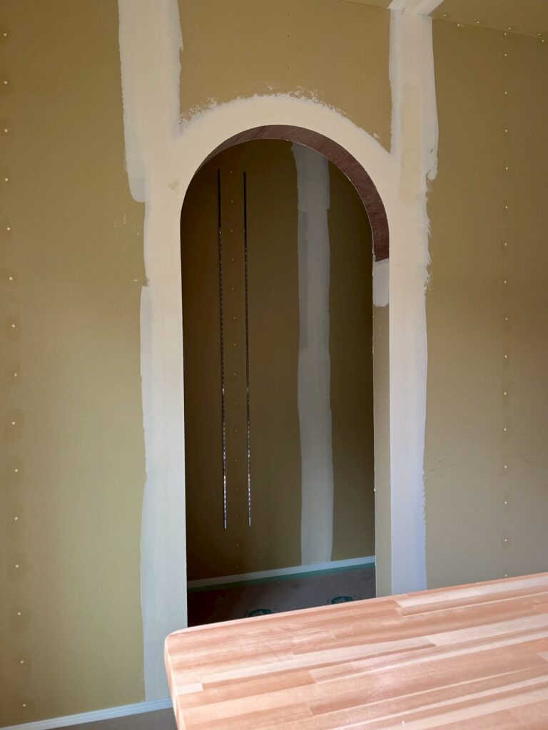 柔らかな曲線が魅力のR垂れ壁